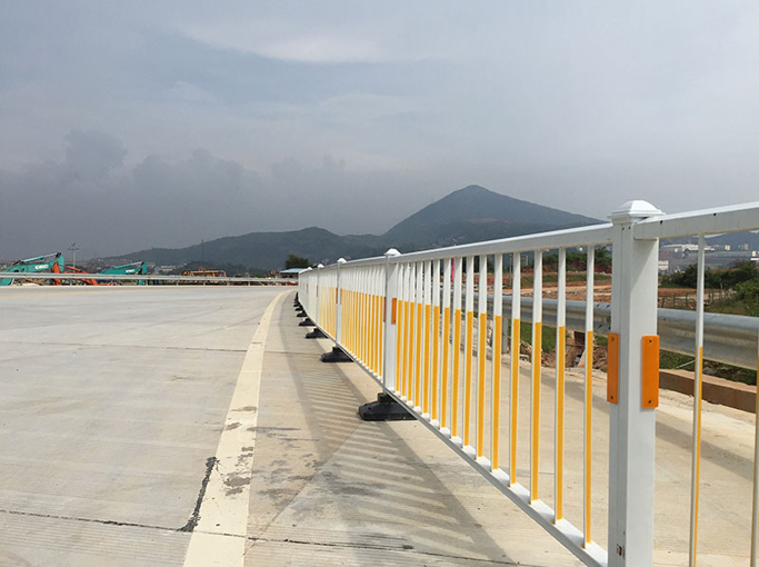 道路隔（gé）離欄