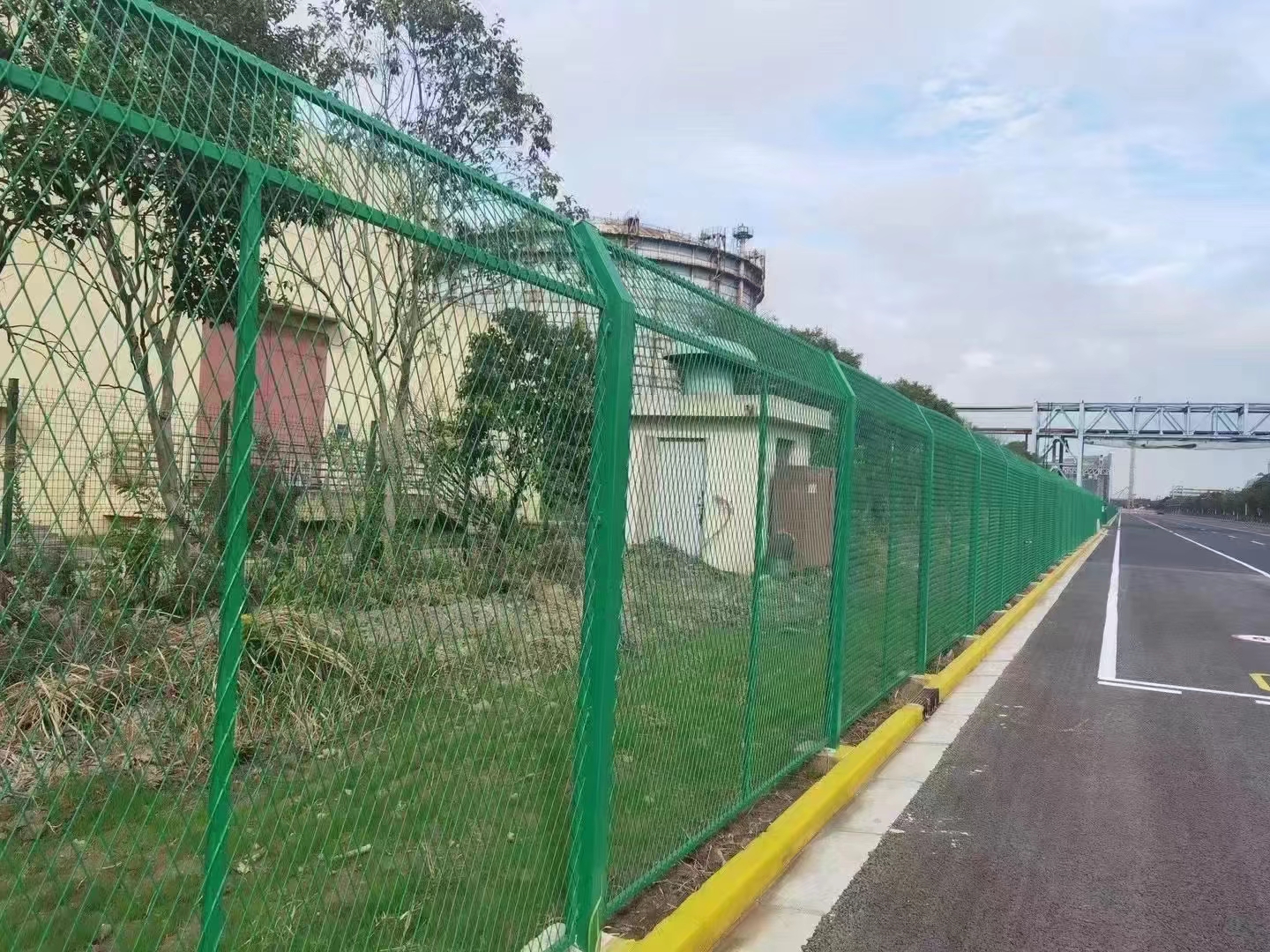 公路隔（gé）離柵焊接網片（piàn）生（shēng）產流程製作工藝
